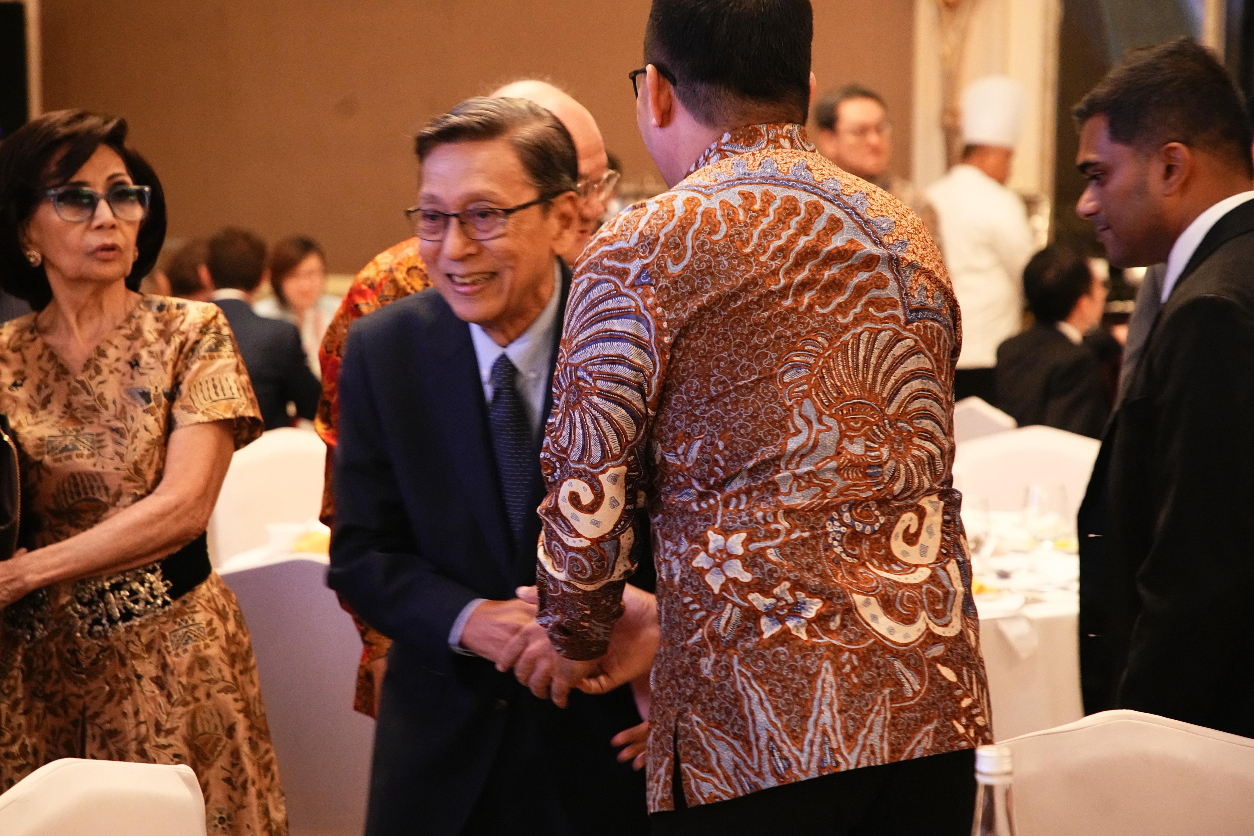 IMG Wali Kota Samarinda Andi Harun saat berbincang Wakil Presiden RI ke 11, Budiono di Perayaan Hari Nasional Singapura ke-60 yang berlangsung di Jakarta, Kamis (21/8/2025)/ist