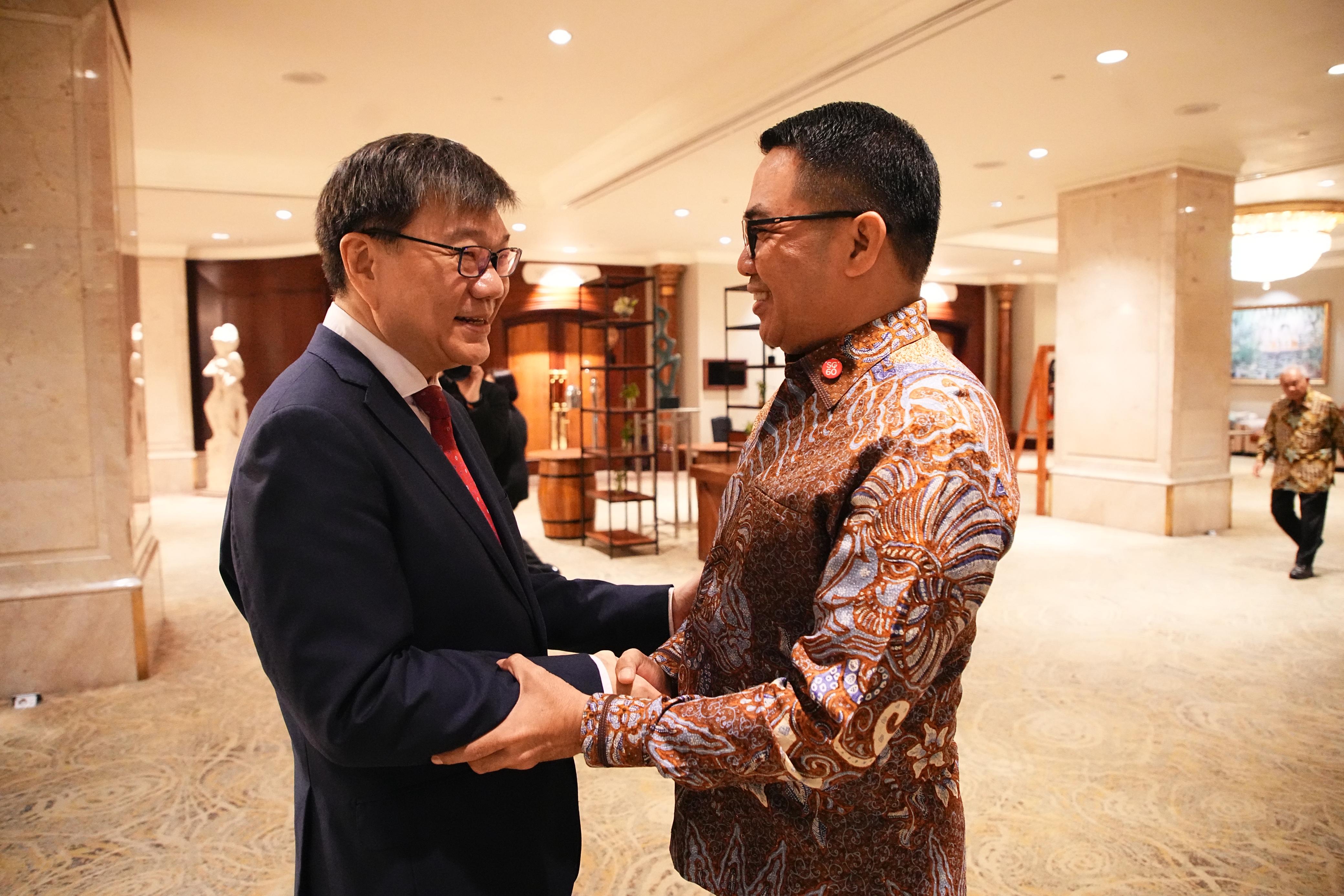 IMG Wali Kota Samarinda Andi Harun saat berbincang akrab dengan Dubes Singapura untuk Indonesia, Kwool Fook Seng di Perayaan Hari Nasional Singapura ke-60 yang berlangsung di Jakarta, Kamis (21/8/2025)/ist
