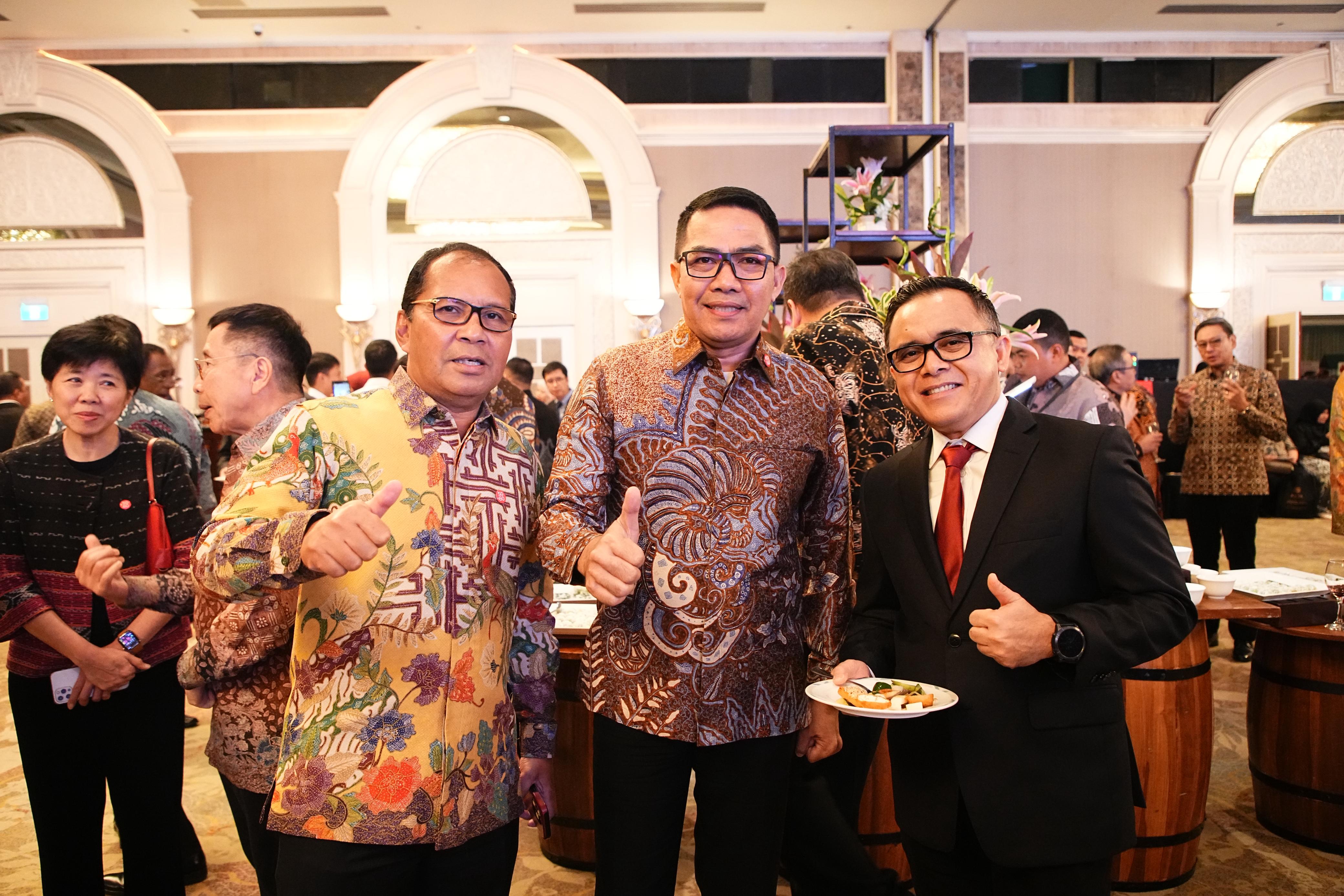 IMG Wali Kota Samarinda, Andi Harun saat berfoto bersama dengan eks Menpan RB, Azwar Anas (kanan) di Grand Ballroom Shangri-La Hotel, Jakarta, Kamis (21/8/2025). Foto: Ist