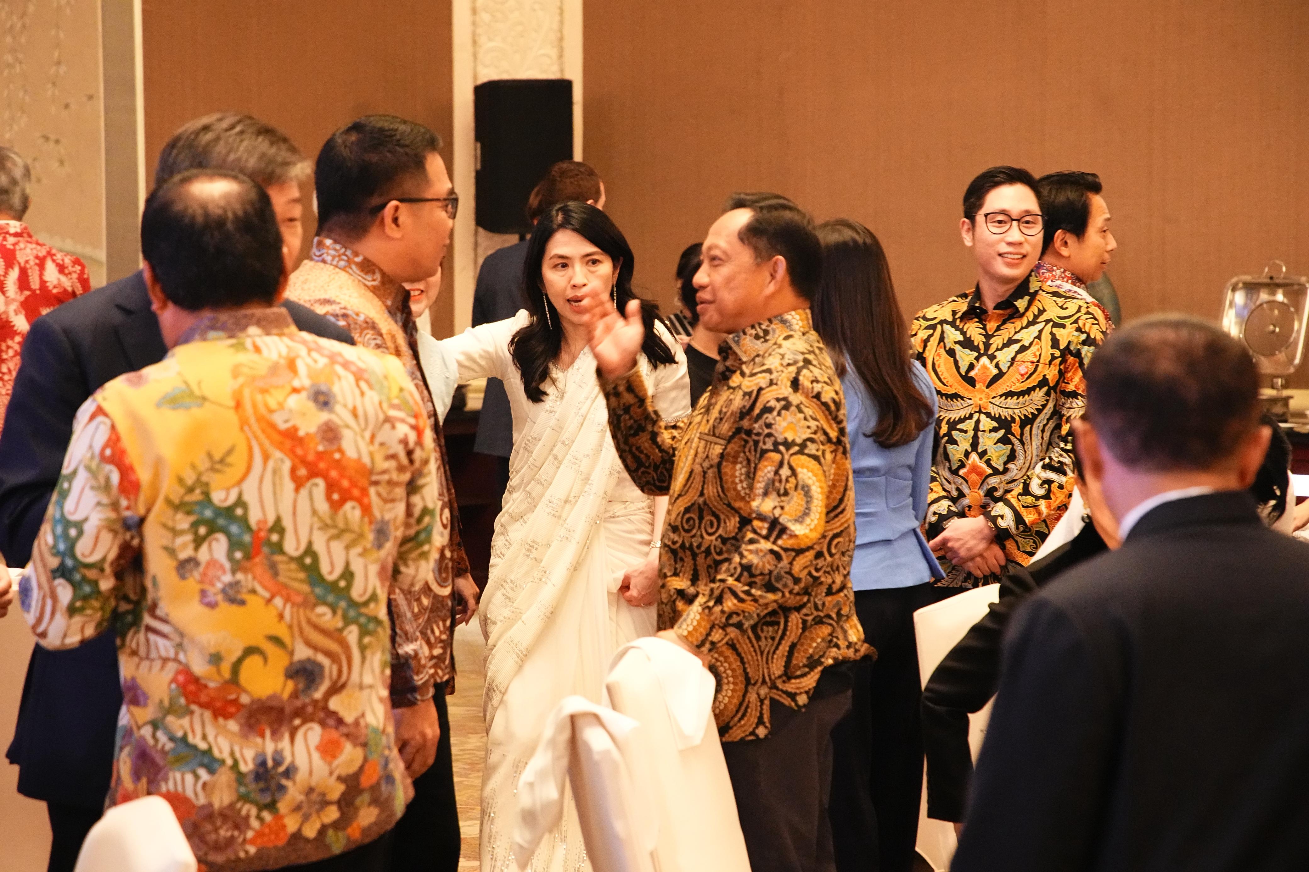 IMG Wali Kota Samarinda Andi Harun tampak akrab saat bertemu dengan Menteri Dalam Negeri, Jend. Pol (Purn) Tito Karnavian di Perayaan Hari Nasional Singapura ke-60 yang berlangsung di Jakarta, Kamis (21/8/2025)/ist